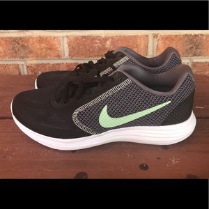 New Nike revolution 3 size 7.5